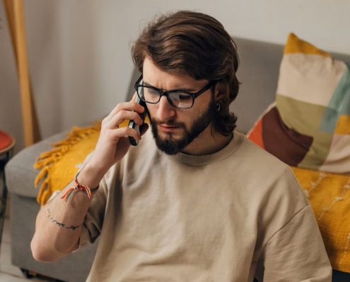 چگونه بفهمیم گوشیمان شنود میشود و در این مورد چه باید کرد؟